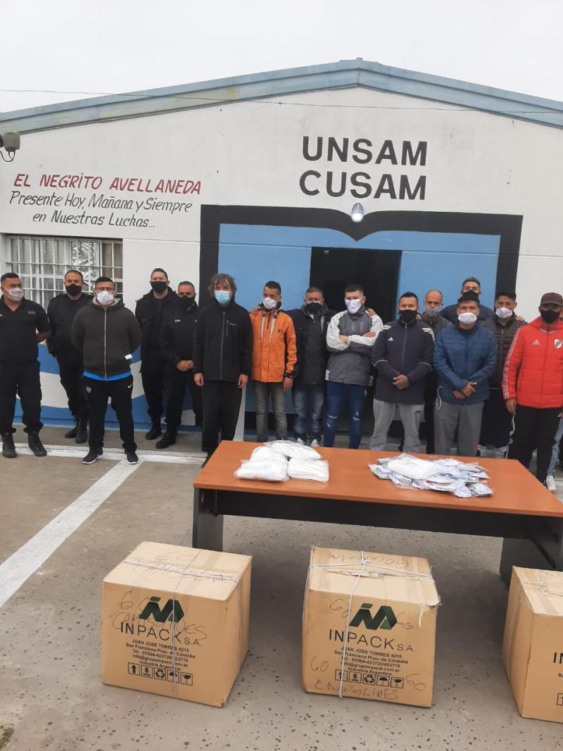 Internos de un penal bonaerense confeccionan tapabocas para los barrios carenciados de José León Suárez